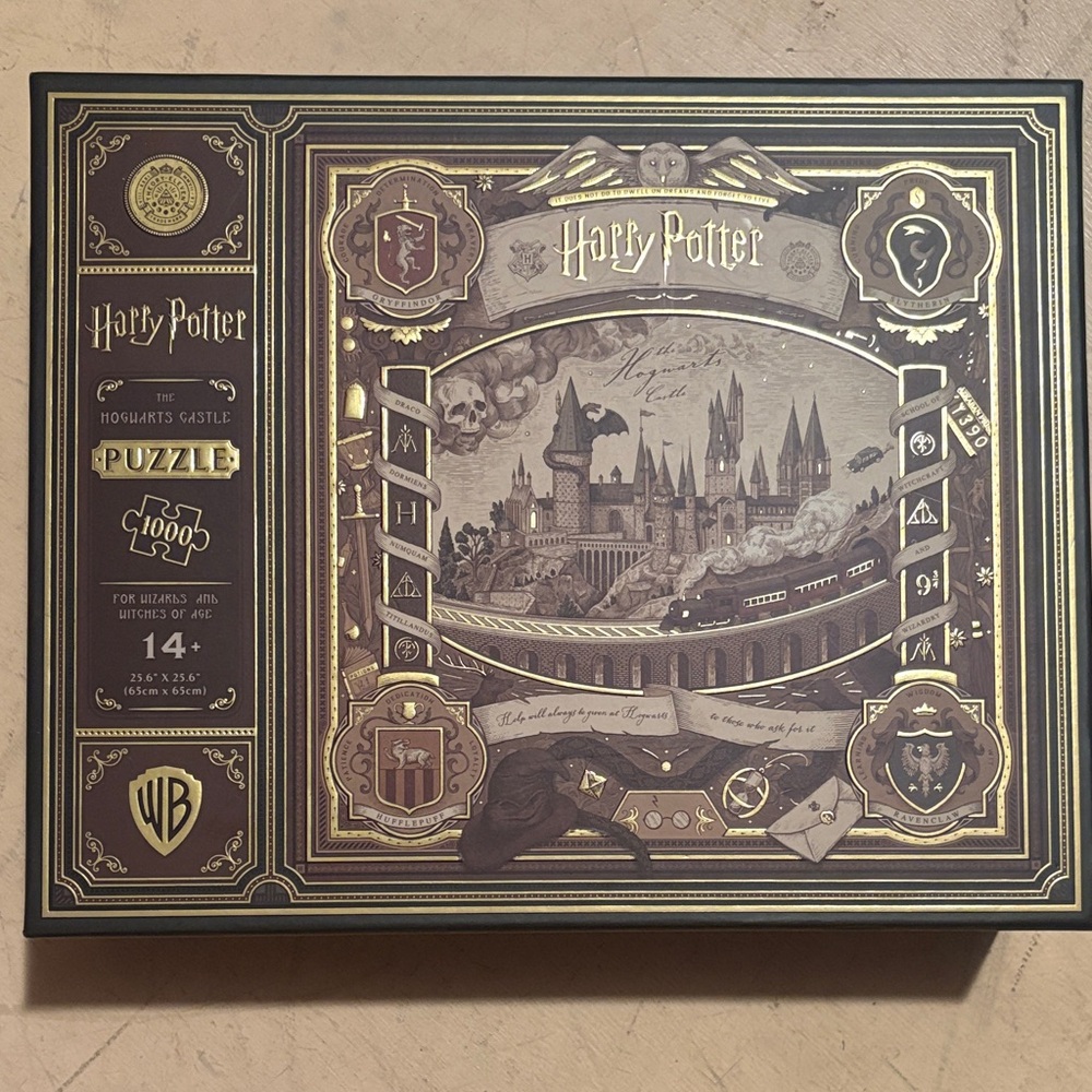 Warner Bros. Hogwarts Castle Puzzle - Gold and Black